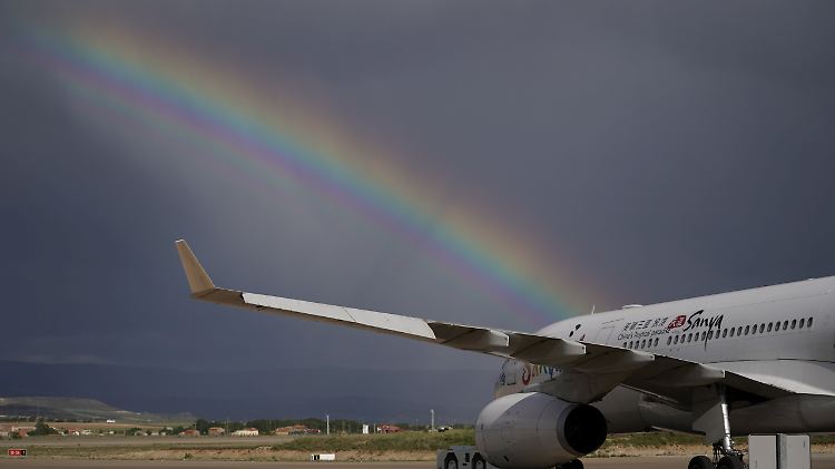 Derzeit werden zahlreiche Flugzeuge auf dem spanischen Provinzflughafen Teruel geparkt - in der Corona-Krise sind die Passagierzahlen eingebrochen. Das zeigt sich auch im CO2-Ausstoß.