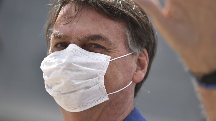 Auch Brasiliens Präsident Bolsonaro, der von einer Existenz des Coronavirus lange Zeit nichts wissen wollte, trägt mittlerweile einen Mund-Nasen-Schutz.