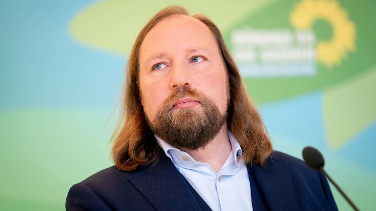 "Die brutale Preistreiberei zulasten von Tieren, Bauern, Umwelt und Arbeitnehmern muss beendet werden."