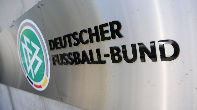 Joachim Löw wird sein Büro an der Otto-Fleck-Schneise in Frankfurt nicht räumen müssen.