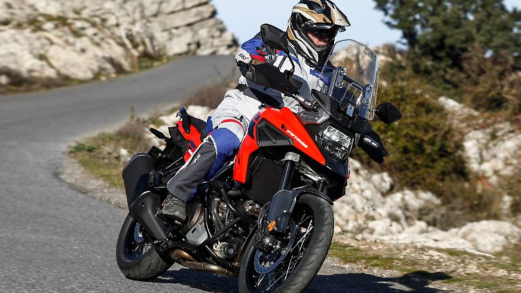 Mit dem langen Schnabel will die Suzuki V-Strom auch Nostalgiker in den Bann ziehen. 