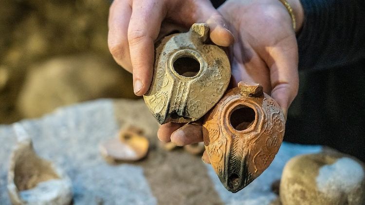 Tönerne Öllampen, in unterirdischen Räumlichkeiten gefunden, die bei Ausgrabungen in einem Tunnel an der Klagemauer entdeckt wurden.