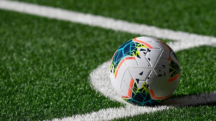 In den obersten Ligen darf wieder um den Ball gekämpft werden - aber nur da. Hunderten Nachwuchskickern war das herzlich egal.