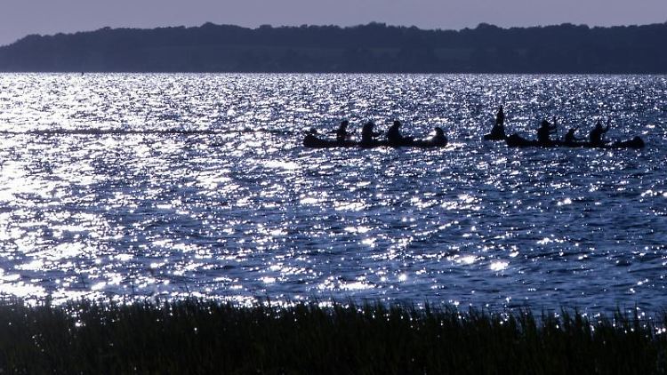 Mit Paddelbooten kurz vor dem Sonnenuntergang auf der Müritz ...