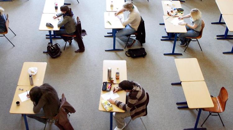 Derzeit ist der Schulbetrieb nur mit Einschränkungen möglich. Sachsen will das zum kommenden Schuljahr wieder ändern und auf Normalbetrieb umstellen.