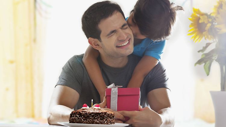 Auch Papas freuen sich über Blumen und Kuchen und den ganzen Schnickschnack!  