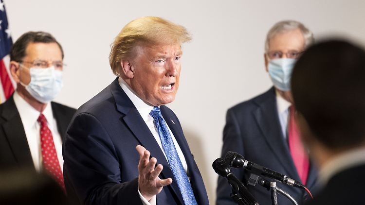 Alle anderen tragen Schutzmasken, Donald Trump verzichtet trotz Anordnung darauf.