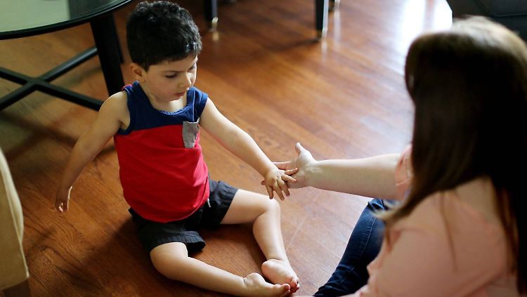 Spinale Muskelatrophie (SMA) ist eine seltene Krankheit bei Kindern. Das Präparat Zolgensma zeigte Erfolge in den USA, jetzt steht die Einführung in Deutschland bevor.