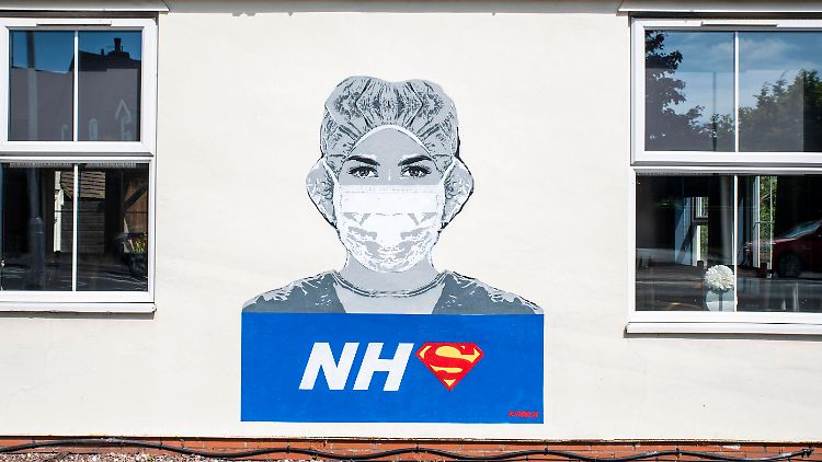 Superheldin im Laborkittel: Die Briten verehren ihr Gesundheitswesen und sein Personal.