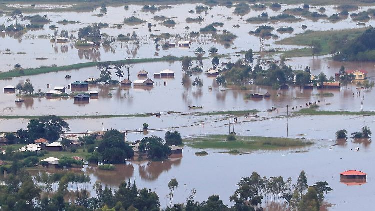 Der Victoriasee überschwemmt auch in den Nachbarländern Ugandas weitflächig Landschaften.