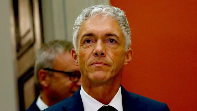Michael Lauber machte im Laufe des Sommermärchen-Prozesses eine unglückliche Figur. Dafür muss er sich nun einem Amtsenthebungsverfahren stellen.