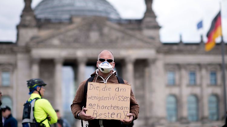 Manche Menschen halten die Corona-Krise für eine Erfindung, um das Grundgesetz außer Kraft zu setzen.