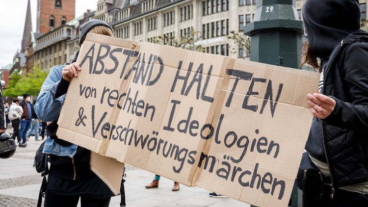 Für die Mehrheit der Bevölkerung sind solche Gedanken Verschwörungstheorien.