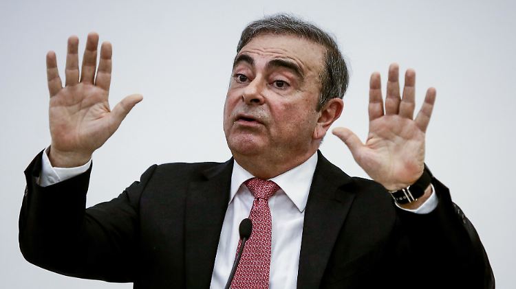 Ein Vater-Sohn-Gespann soll den Ex-Manager aus Japan über die Türkei in den Libanon geschleust haben.
