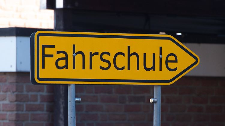 Fahrerlaubnis verloren? Der Weg zum "Führerscheinkönig" kam mindestens 37 Autofahrer teuer zu stehen.