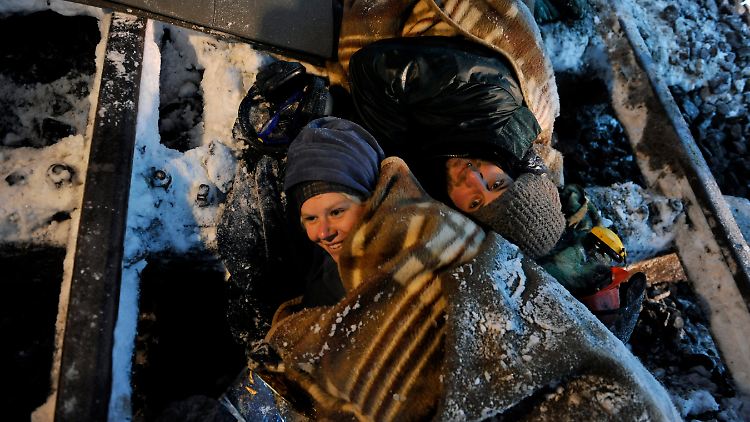 Die beiden Aktivisten am Gleisbett. Folge: Der Transport wurde aufgehalten.