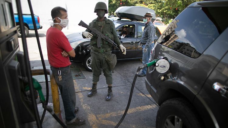 Der Treibstoff wird in Venezuela knapp: Soldaten müssen die Situation an Tankstellen bewachen.