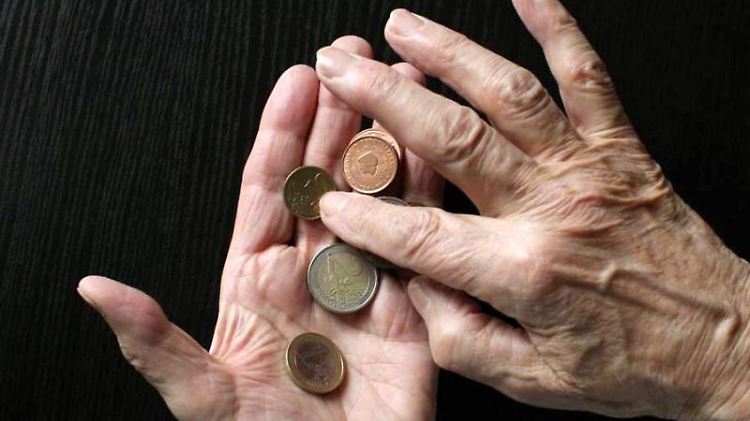 Eine Frau zählt die Münzen in ihrer Hand. Foto: Sebastian Willnow/dpa-Zentralbild/dpa/Symbolbild