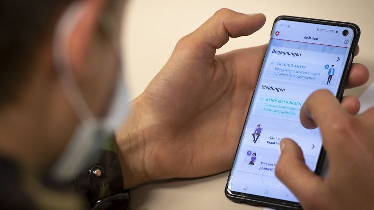 Ein Schweizer Soldat testet eine Tracing-App in der Schweiz.