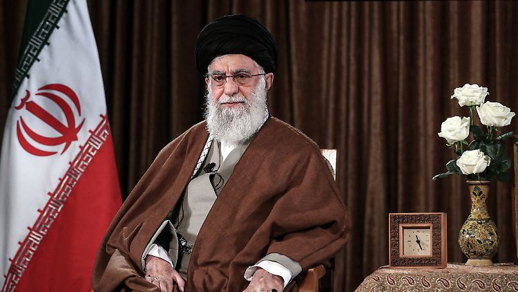 Ajatollah Ali Chamenei, Oberster Führer und geistliches Oberhaupt des Iran, hält eine im Fernsehen übertragene Rede.