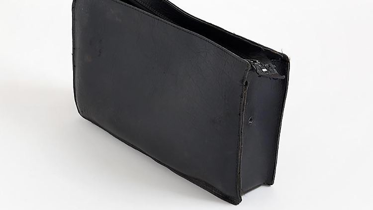 In dieser unscheinbaren Ledertasche war die Kamera versteckt, mit der ein israelischer Agent Adolf Eichmann heimlich fotografierte.