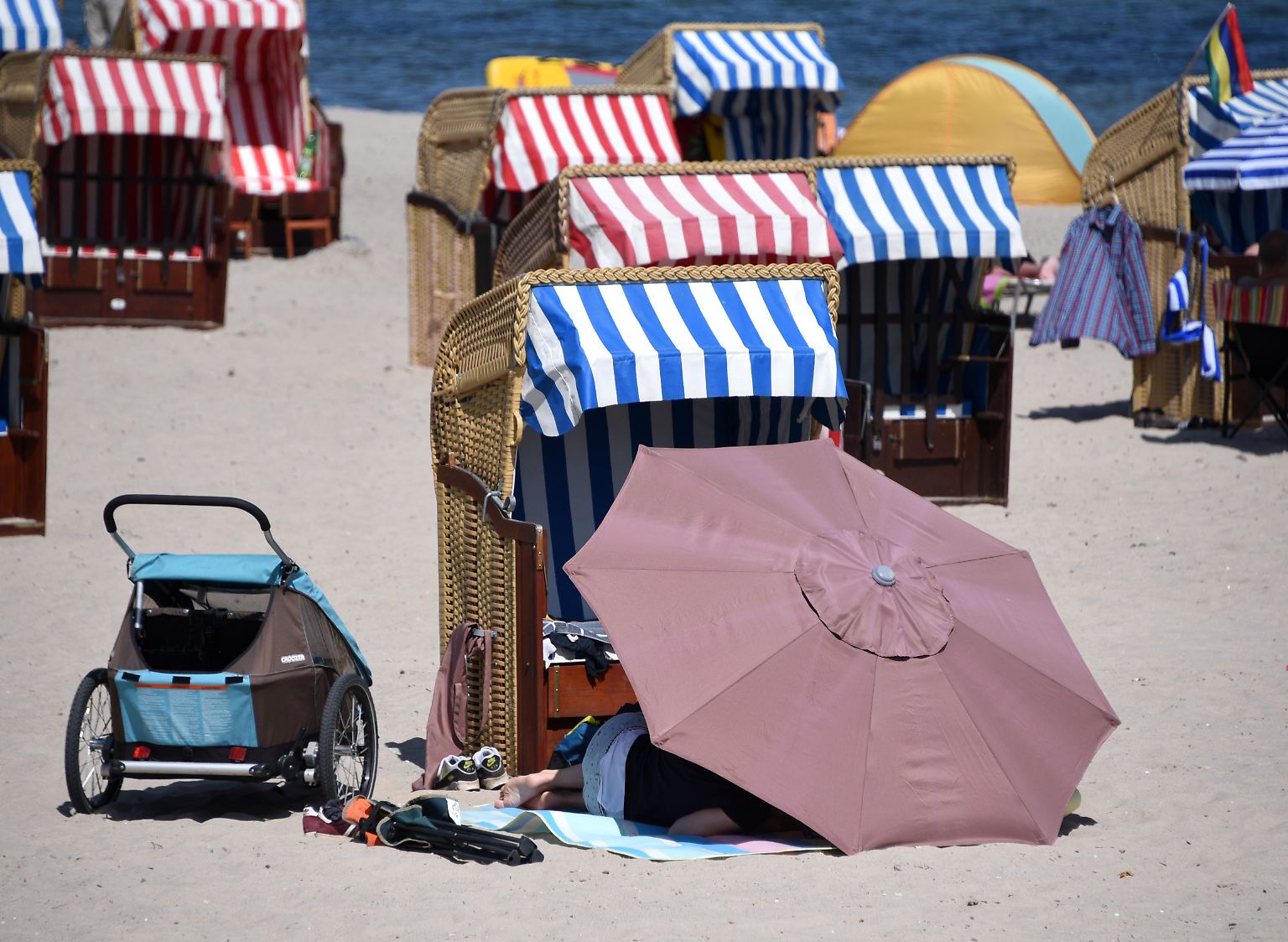 Auf den ersten Blick sah es am Vatertag am Strand von Lübeck-Travemünde so aus wie immer um diese Jahreszeit.