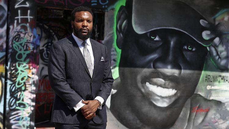 Anwalt Lee Merritt kämpft für die Rechte der Familie Arbery. Ahmaud Arbery zu Ehren hat der Künstler Teo Pnchaveli ihn an dieser Wand in Dallas verewigt.