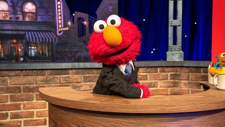 Ein attraktiver Gastgeber ist er, der Elmo.