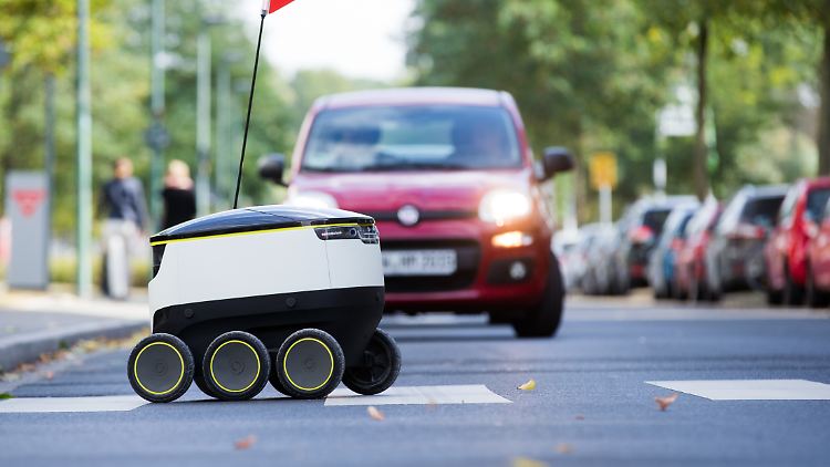 Im Rahmen eines Pilotversuchs fuhren die Lieferroboter von Starship schon testweise über deutsche Straßen, wie hier in Düsseldorf.