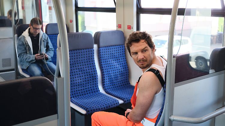 Ist trotz des ungewohnten Aufzugs immer noch Kommissar: Bootz (Felix Klare).