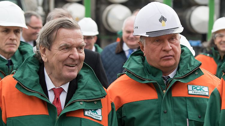 Der ehemalige Bundeskanzler und jetzige Aufsichtsratsvorsitzende von Rosneft, Gerhard Schröder, gemeinsam mit Igor Setschin. 