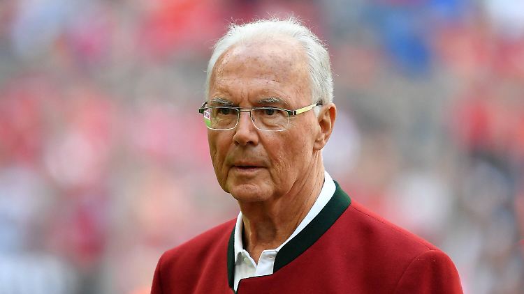 Franz Beckenbauer darf als einer von ganz wenigen das Spiel im Stadion sehen.