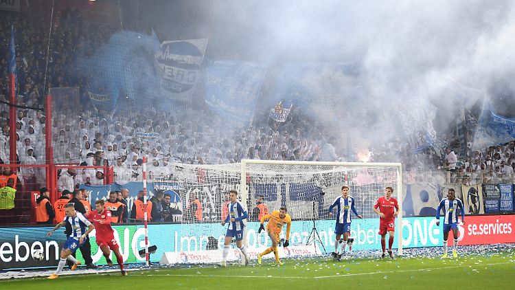 Im Berliner Derby treffen Union und Hertha als Tabellennachbarn aufeinander - ansonsten trennen sie aber Welten.