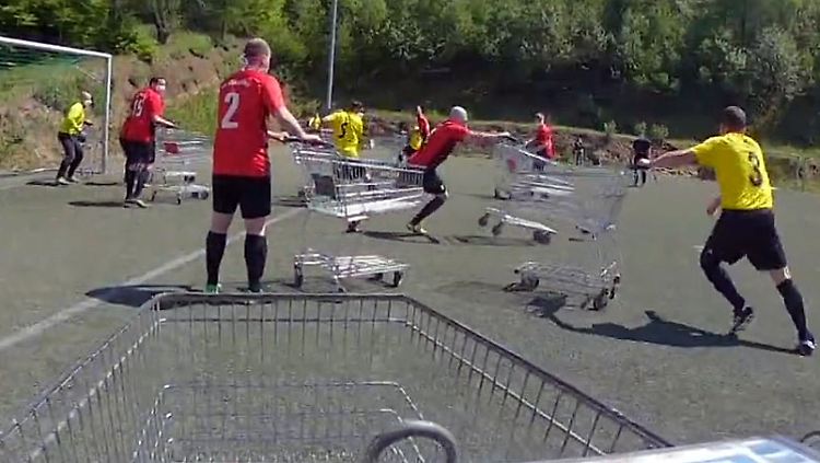 Kreisligisten in Sachsen duellieren sich im Einkaufswagen-Fußball.jpg