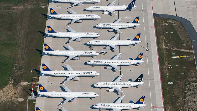 Lufthansa-Maschinen bleiben auf dem Boden. Von 760 Maschinen sind nur rund 60 im Einsatz - zahlreiche Flugzeuge werden gerade am noch nicht eröffneten Berliner Flughafen BER geparkt. 