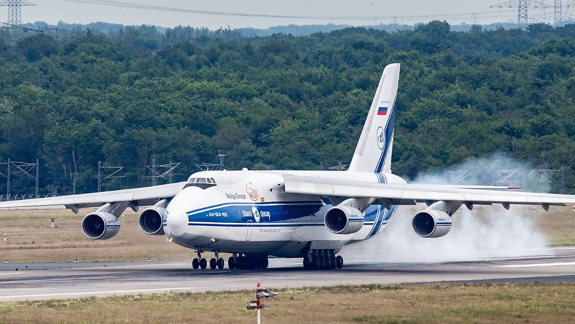 Die Antonov gehört zu den größten Transportflugzeugen der Welt.
