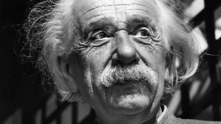 Einstein wurde in Ulm geboren und musste als Jude vor den Nazis in die USA fliehen. 1921 bekam er den Physik-Nobelpreis.