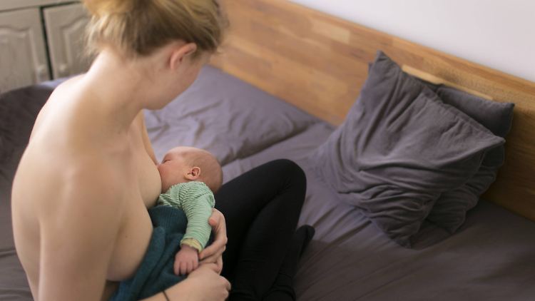 Die WHO hat bisher keinen Nachweis des Coronavirus in Muttermilch verzeichnet und das Stillen auch nicht als Gefahr für eine Übertragung eingeschätzt.