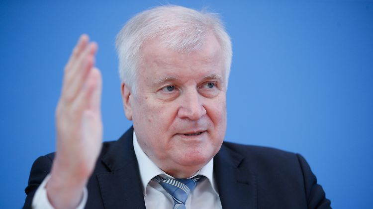 Innenminister Seehofer lobt die Kanzlerin für ihre Krisenpolitik.