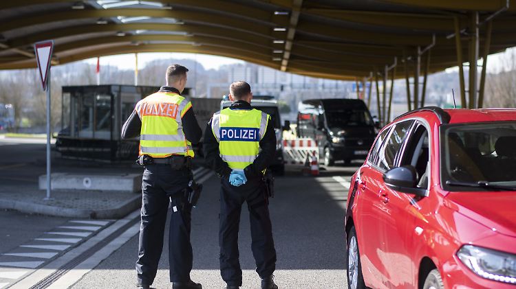 Bundespolizisten am schweizerisch-deutschen Grenzübergang Kreuzlingen / Konstanz kontrollieren Grenzgänger zur Eindämmung des Coronavirus.