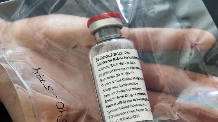 Das ursprünglich als Mittel gegen Ebola entwickelte Remdesivir dringt in Viren ein und verhindert deren Vermehrung.