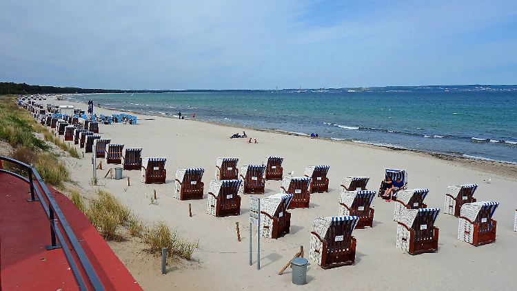 Abstand zwischen des Strandkörben: Wie hier im Ostseebad Binz wird Urlaub an der Küste möglich sein. Es wird sich jedoch womöglich etwas anders anfühlen als üblich.