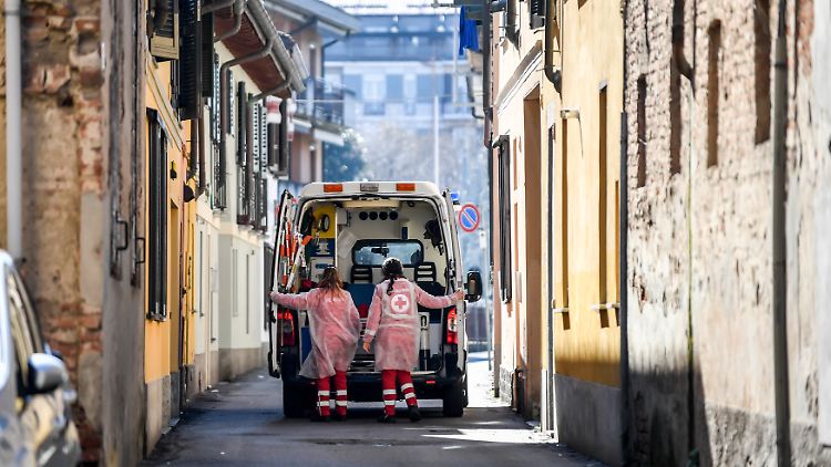 Im lombardischen Codogno transportieren Notärzte einen Patienten ab.