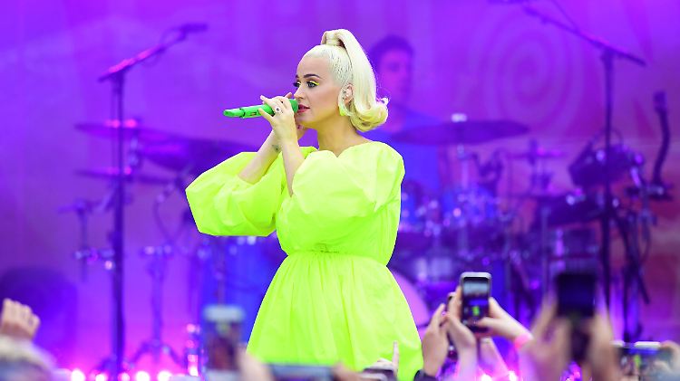Katy Perry singt auf dem Fight On Concert in Bright, Viktoria.