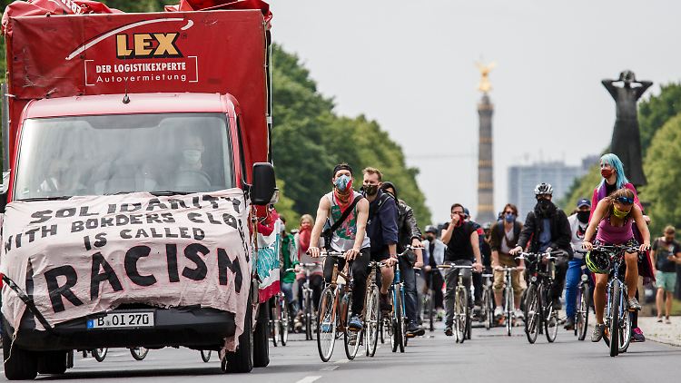 Im Umkreis demonstrierten auch diese Radfahrer gegen die oft rechtsgerichteten Gegner der Corona-Maßnahmen.