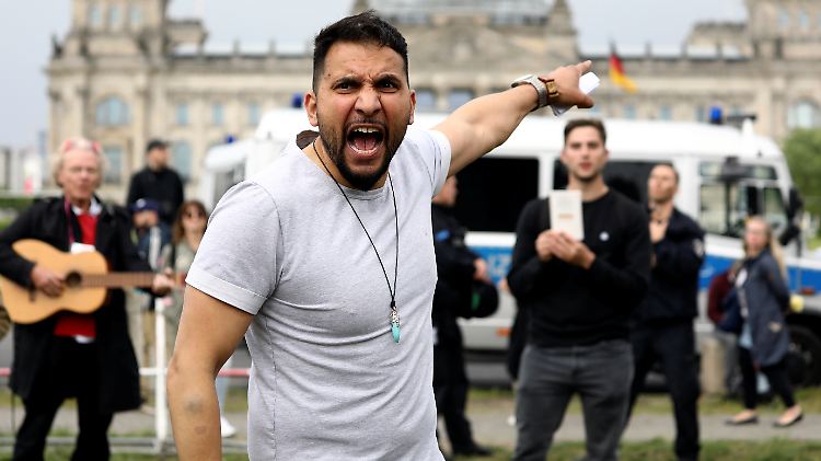Der eine singt, der andere hält das Grundgesetz in den Händen, und Attila Hildmann schreit.