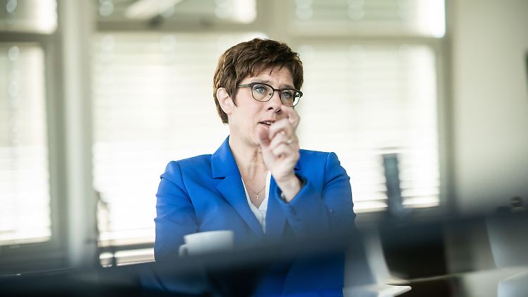 "Corona ist eine Disruption", sagt AKK.