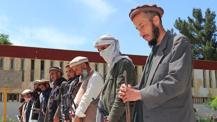 Im Rahmen einer Zeremonie übergeben diese Taliban-Kämpfer ihre Waffen.  