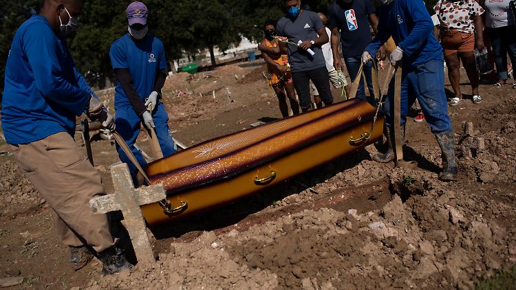 Eine Beisetzung in Rio de Janeiro in Zeiten von Corona. In unterschiedlichen brasilianischen Städten werden neue Friedhöfe für die Todesopfer des Virus angelegt.