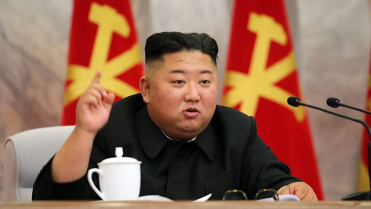 Kim Jong Un auf dem Treffen der Militärkommission.